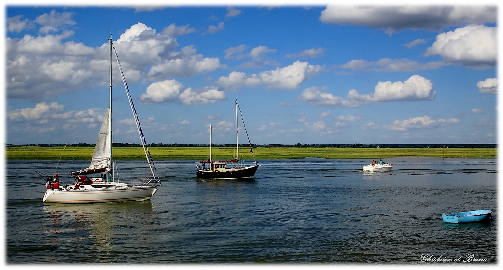 Petits bateaux qui vont sur l'eau