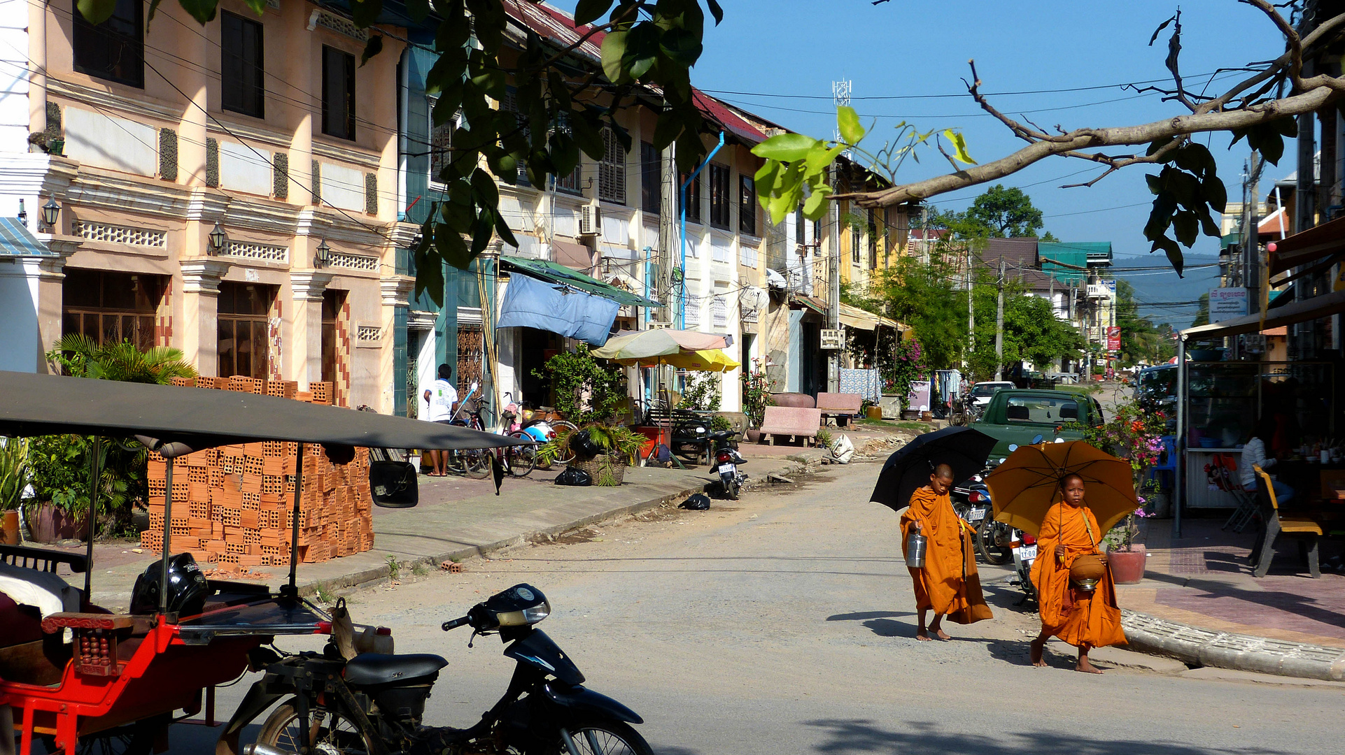 Petits bonzes dans les rues de Kampot au Cambodge