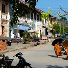 Petits bonzes dans les rues de Kampot au Cambodge