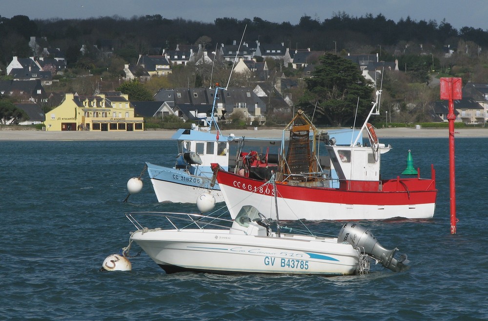 Petits chalutiers côtiers dans le petit port de Cap Coz