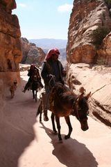 Petra: Beduinen auf dem Bergpfad durch das Wadi Kharareeb