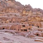 Petra ein Teil der Grabfassaden vor dem Theater