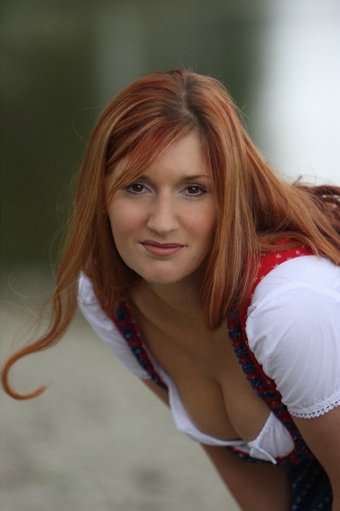 Petra im Dirndl