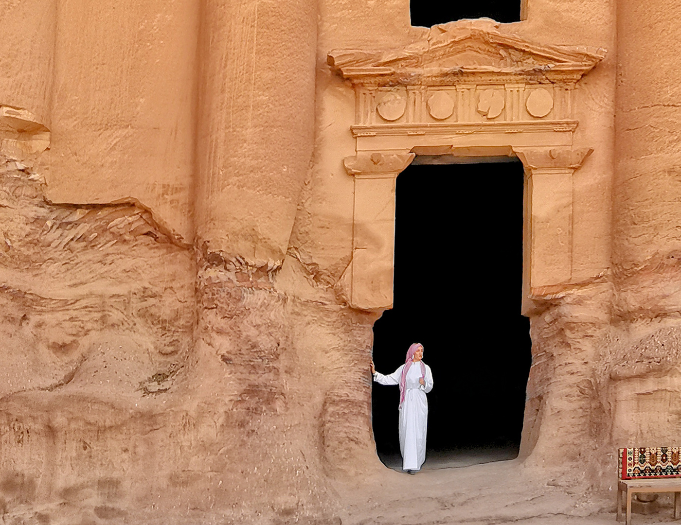 Petra Königswand Posing am Urnengrab