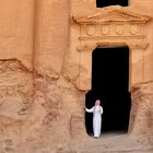 Petra Königswand Posing am Urnengrab