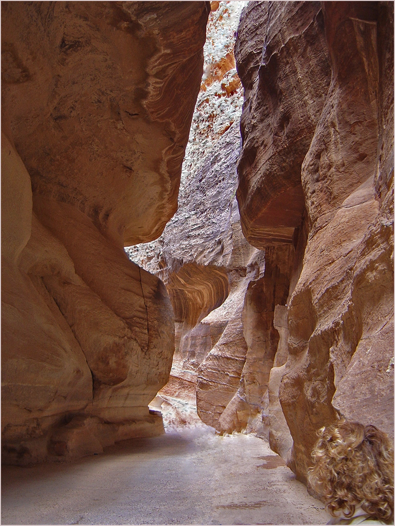 Petra  --  On avance dans le Siq…