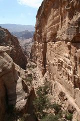 Petra: wilde Landschaft um den Bergpfad durch das Wadi Kharareeb