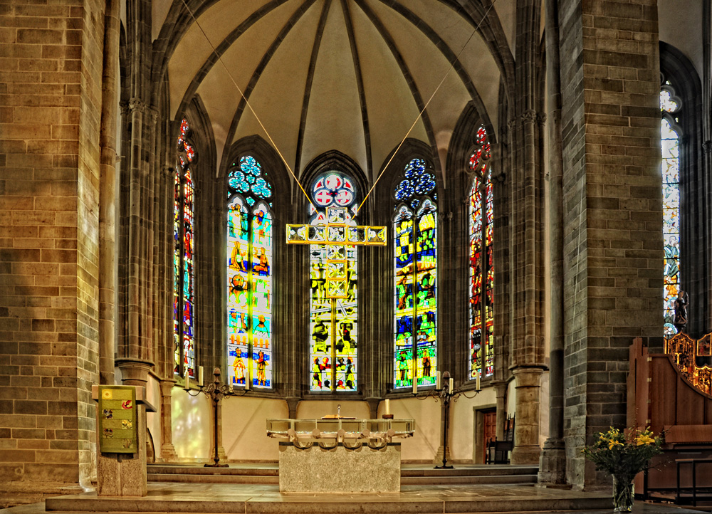 Petriekirche - Glasaltar mit Glaskreuz
