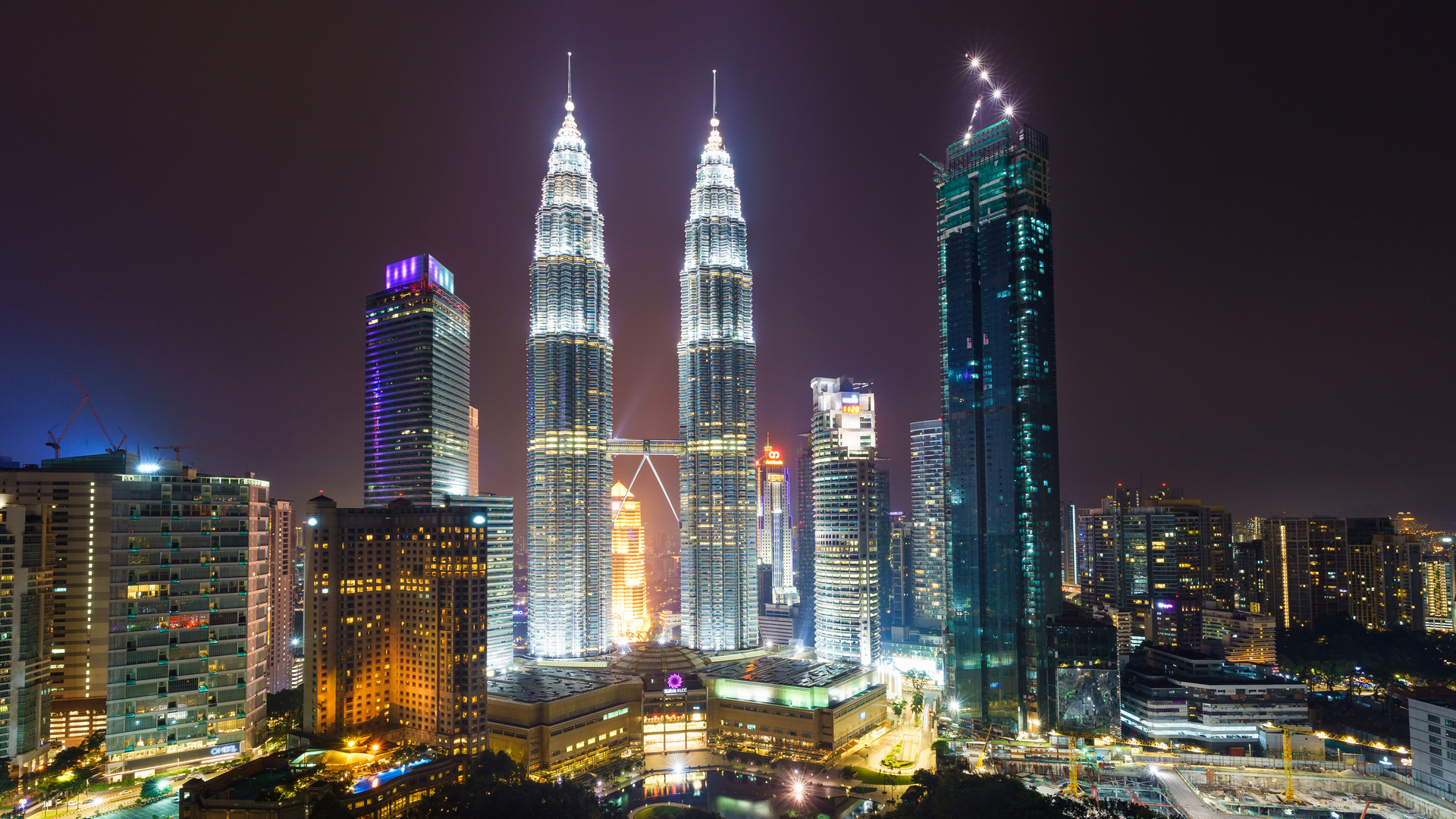 Petrona Towers bei Nacht