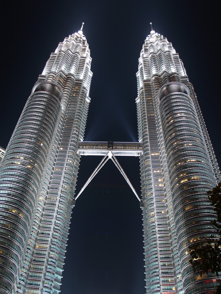 Petrona Twin Towers bei Nacht