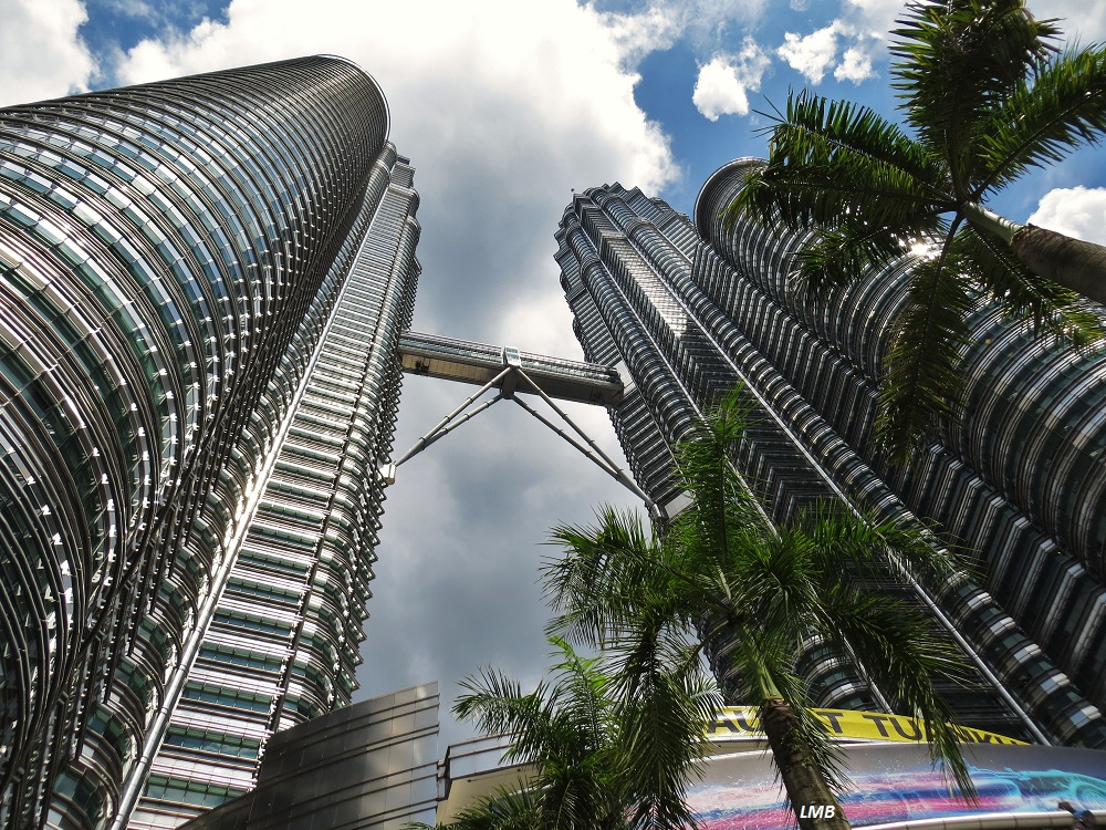 Petronas Towers aus der Fußgänger- Perspektive