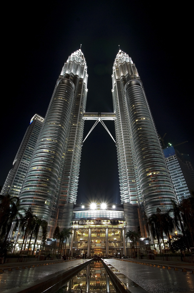 Petronas Towers bei Nacht - Hochformat