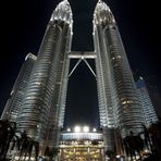 Petronas Towers bei Nacht - Hochformat