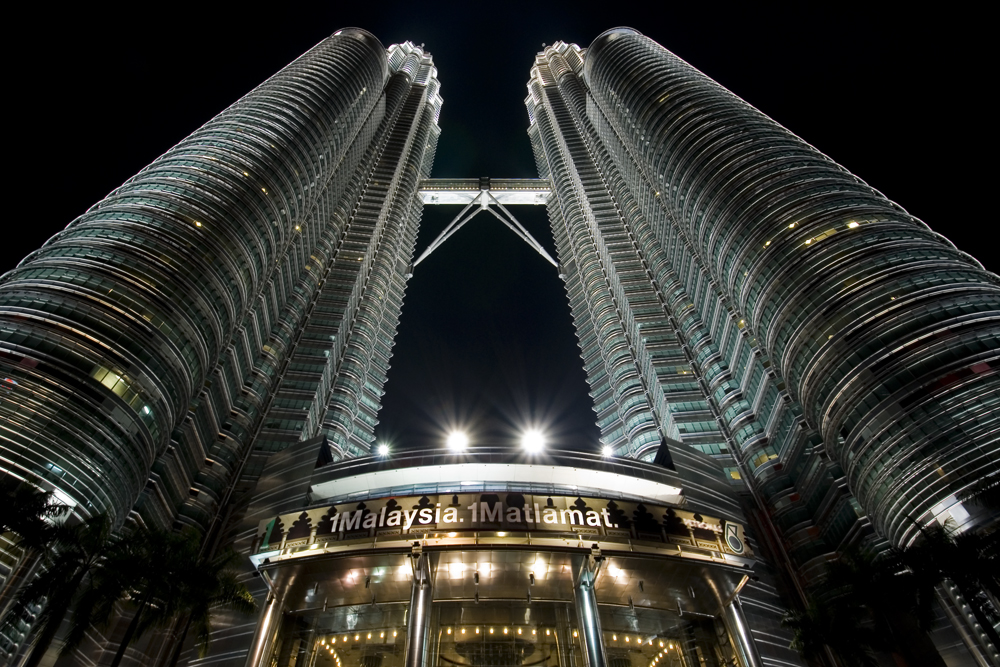 Petronas Towers bei Nacht - Querformat