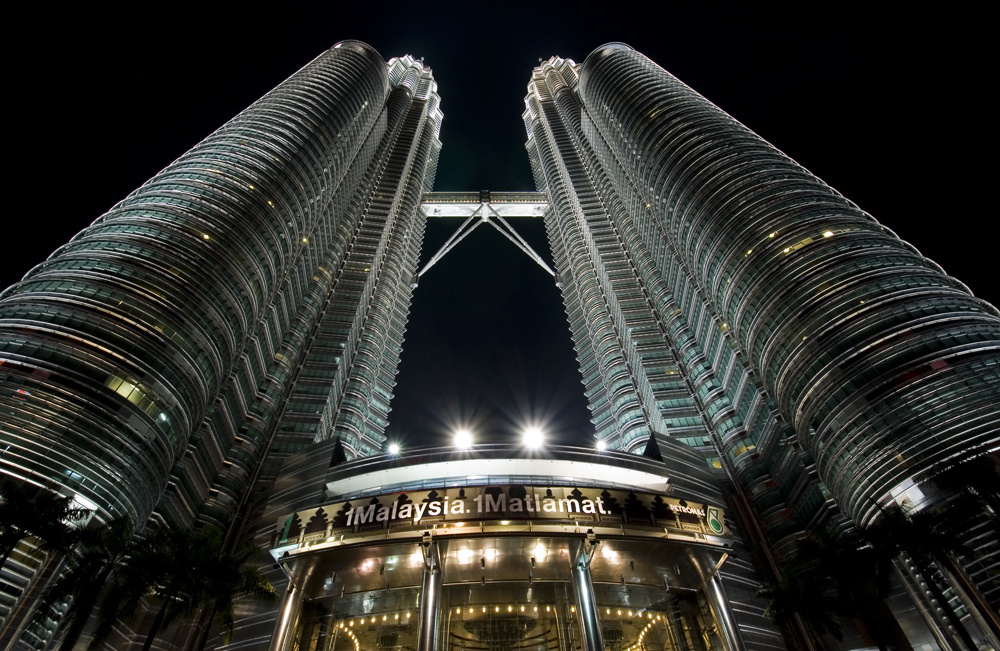 Petronas Towers bei Nacht - Querformat