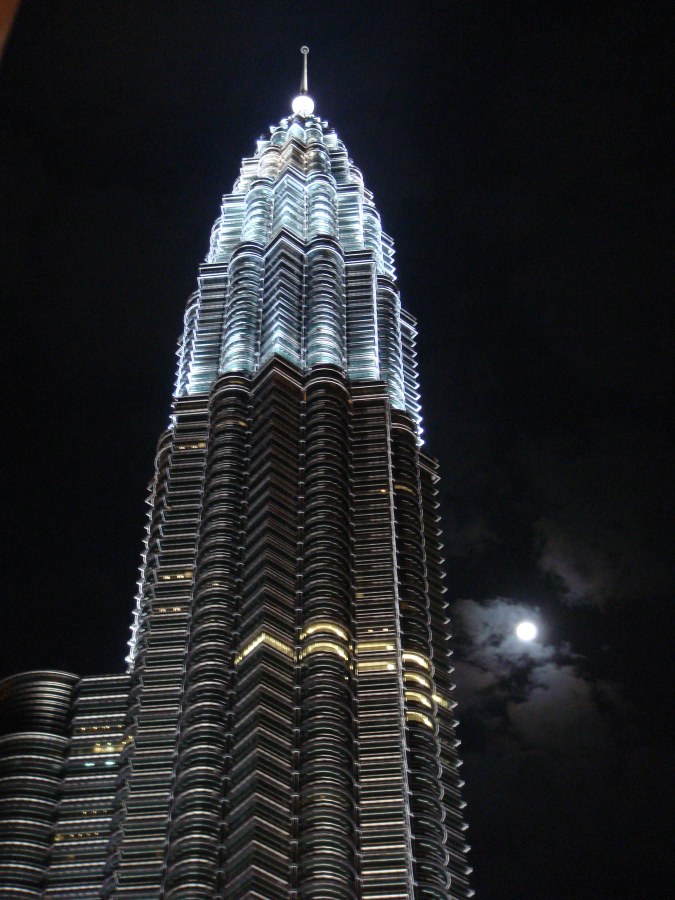 Petronas Towers mit Vollmond