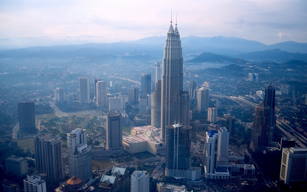 Petronas -Twin -Towers mal von der Seite.
