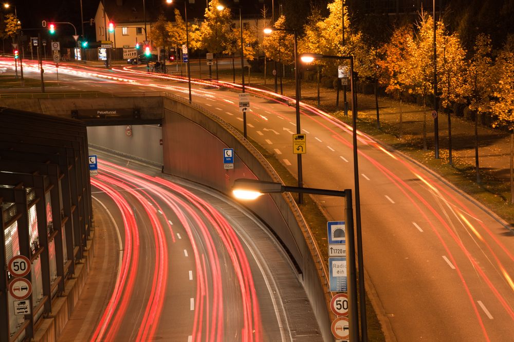 Petueltunnel bei Nacht