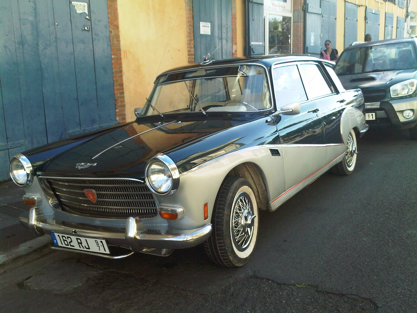 Peugeot 404 Spécial de 1969 dans une rue de Basse-Terre