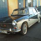 Peugeot 404 Spécial de 1969 dans une rue de Basse-Terre