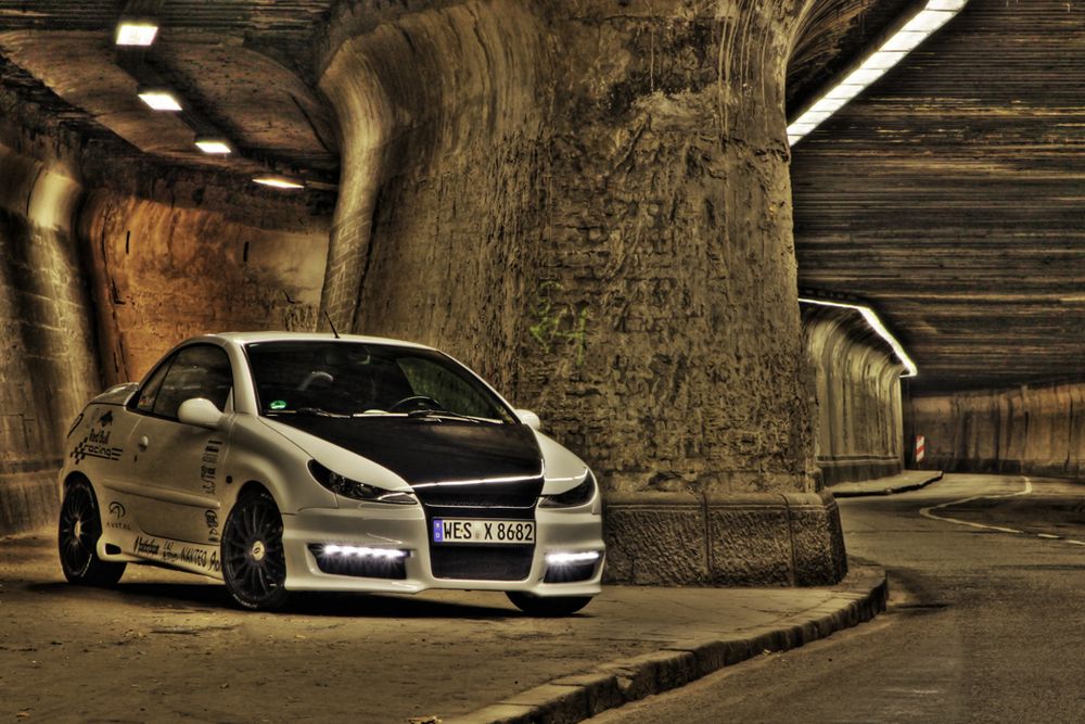 Peugeot im Tunnel