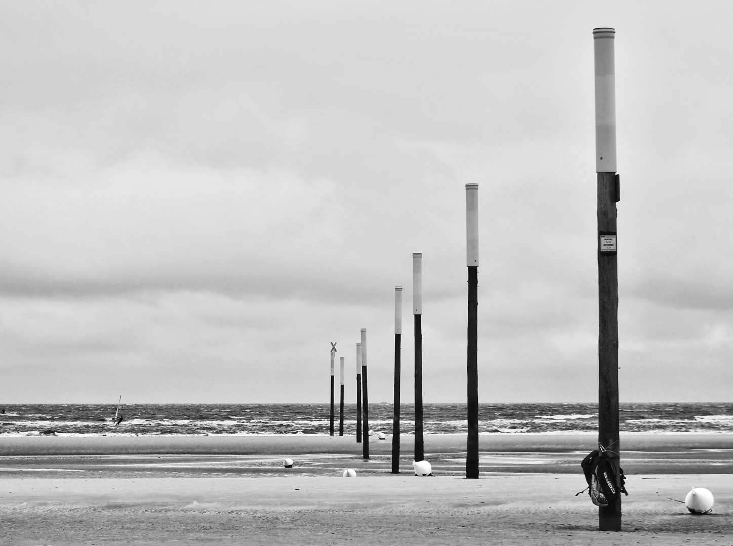 Pfähle am Strand