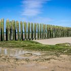 Pfähle am Strand von Wissant bei Ebbe