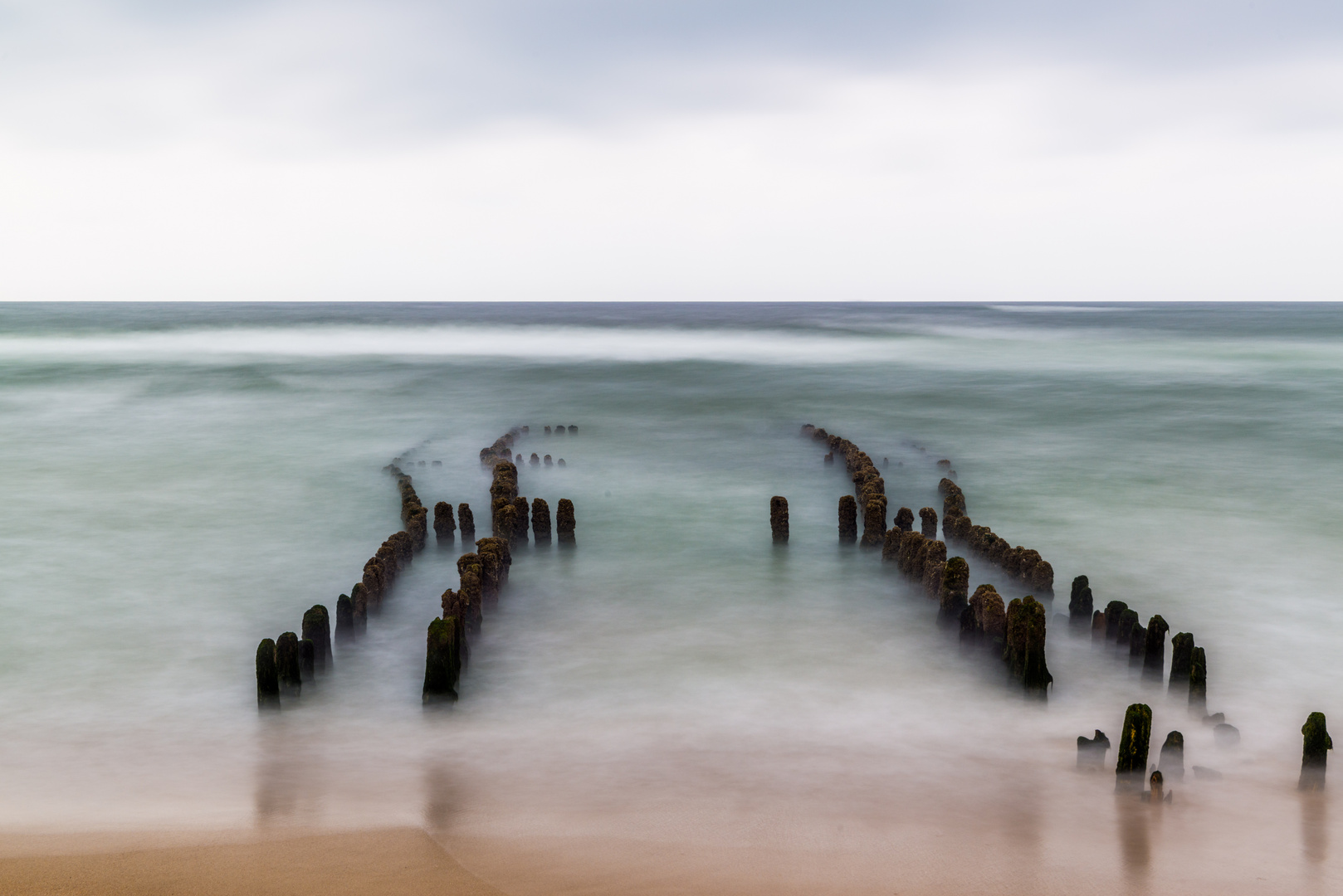 Pfähle aus Holz ( Buhnen) bei Rantum, Sylt