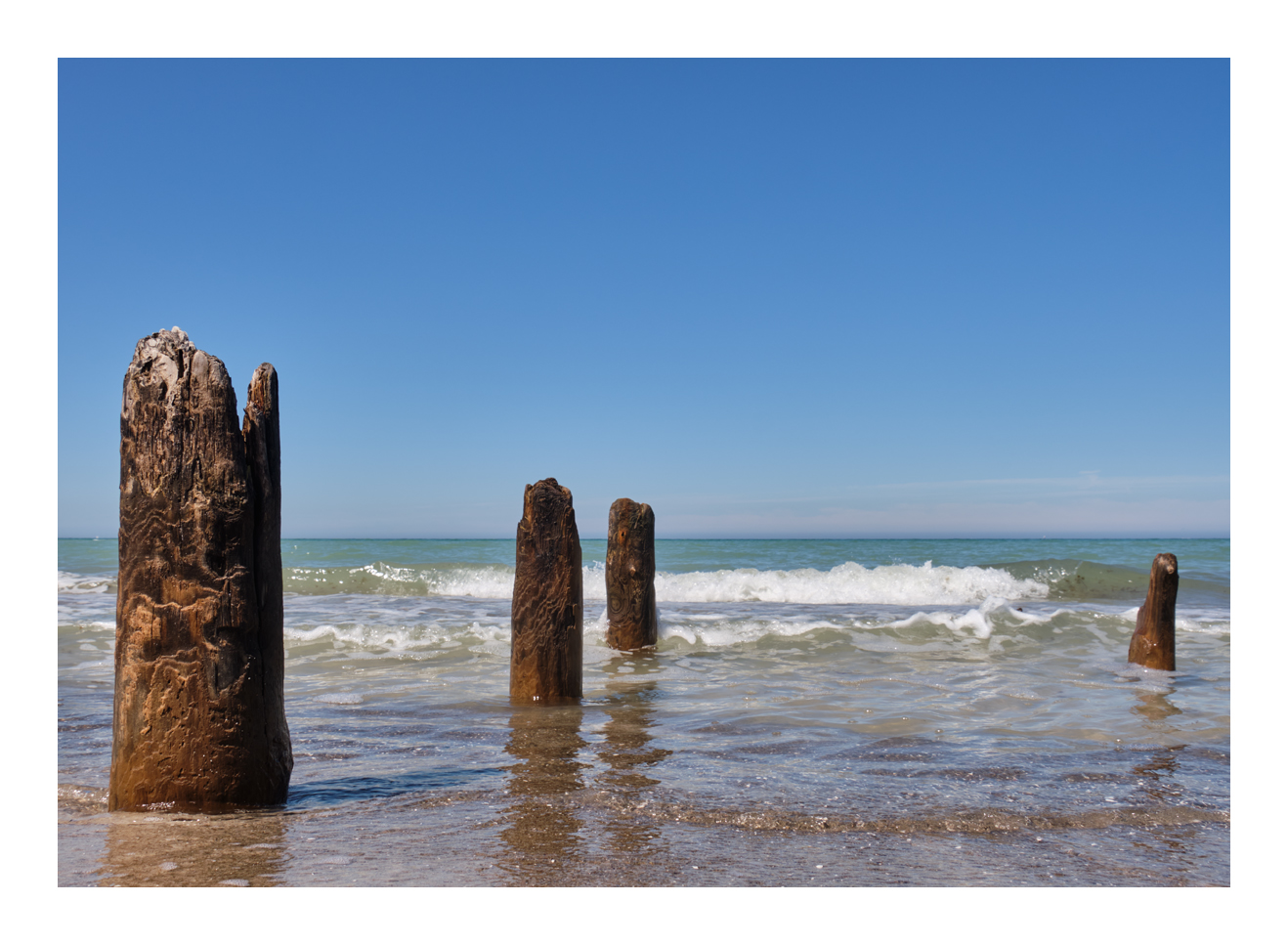 Pfähle im Meer