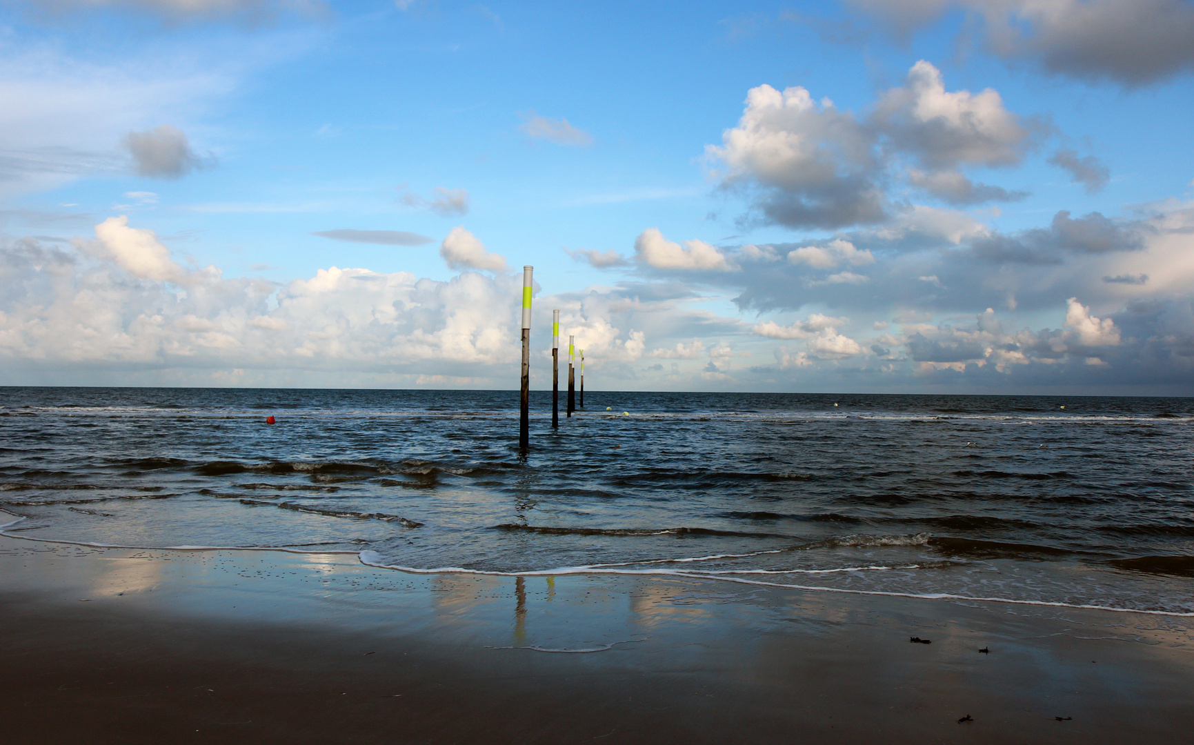 Pfähle im Meer