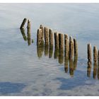 Pfähle im Wasser