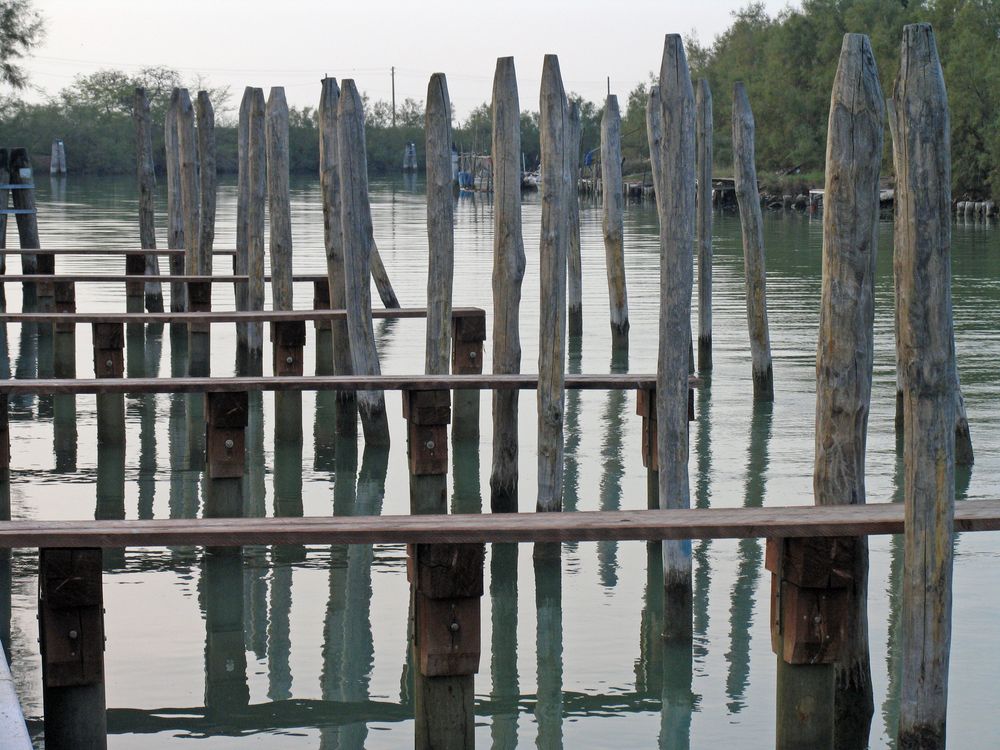 Pfähle im Wasser