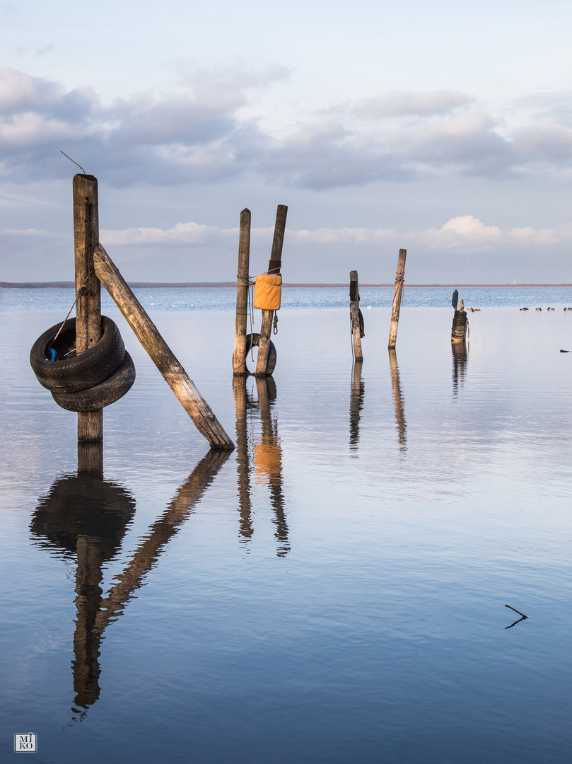 Pfähle im Wasser