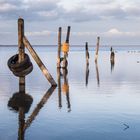 Pfähle im Wasser