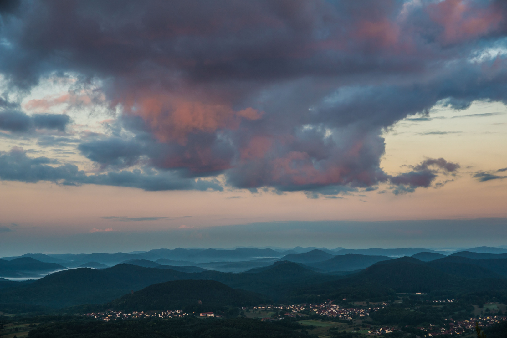 Pfälzer Wald im ersten Morgenlicht