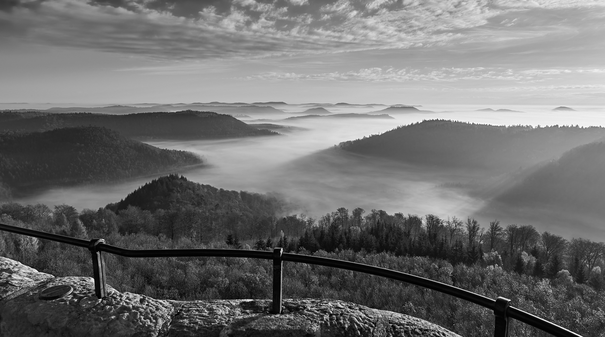 Pfälzerwald-Fjorde, der Nebel sieht wie ein Meer aus, aufgenommen bei Sonnenaufgang auf dem...