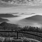 Pfälzerwald-Fjorde, der Nebel sieht wie ein Meer aus, aufgenommen bei Sonnenaufgang auf dem...