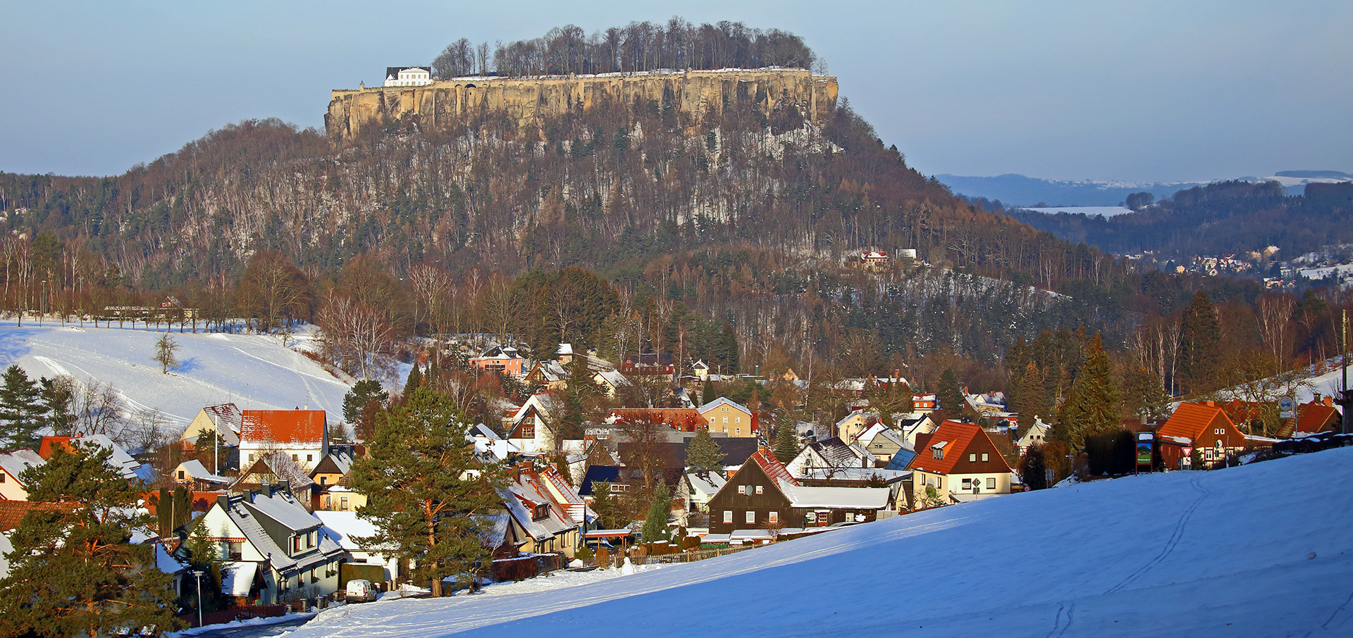 Pfaffendorf mit der Festung Königstein im strahlenden Winterkleid