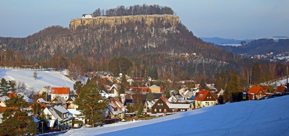 Pfaffendorf mit der Festung Königstein im strahlenden Winterkleid