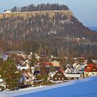 Pfaffendorf mit der Festung Königstein im strahlenden Winterkleid