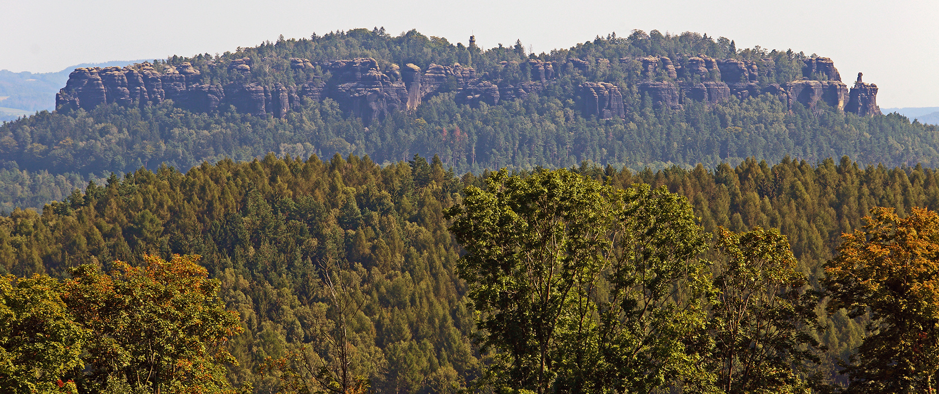 Pfaffenstein von der "anderen Seite" mit den Felsen und dem Aussichtsturm