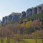 Pfaffensteinfelstürme diagonal in der Sächsischen Schweiz im Vorfrühling,...