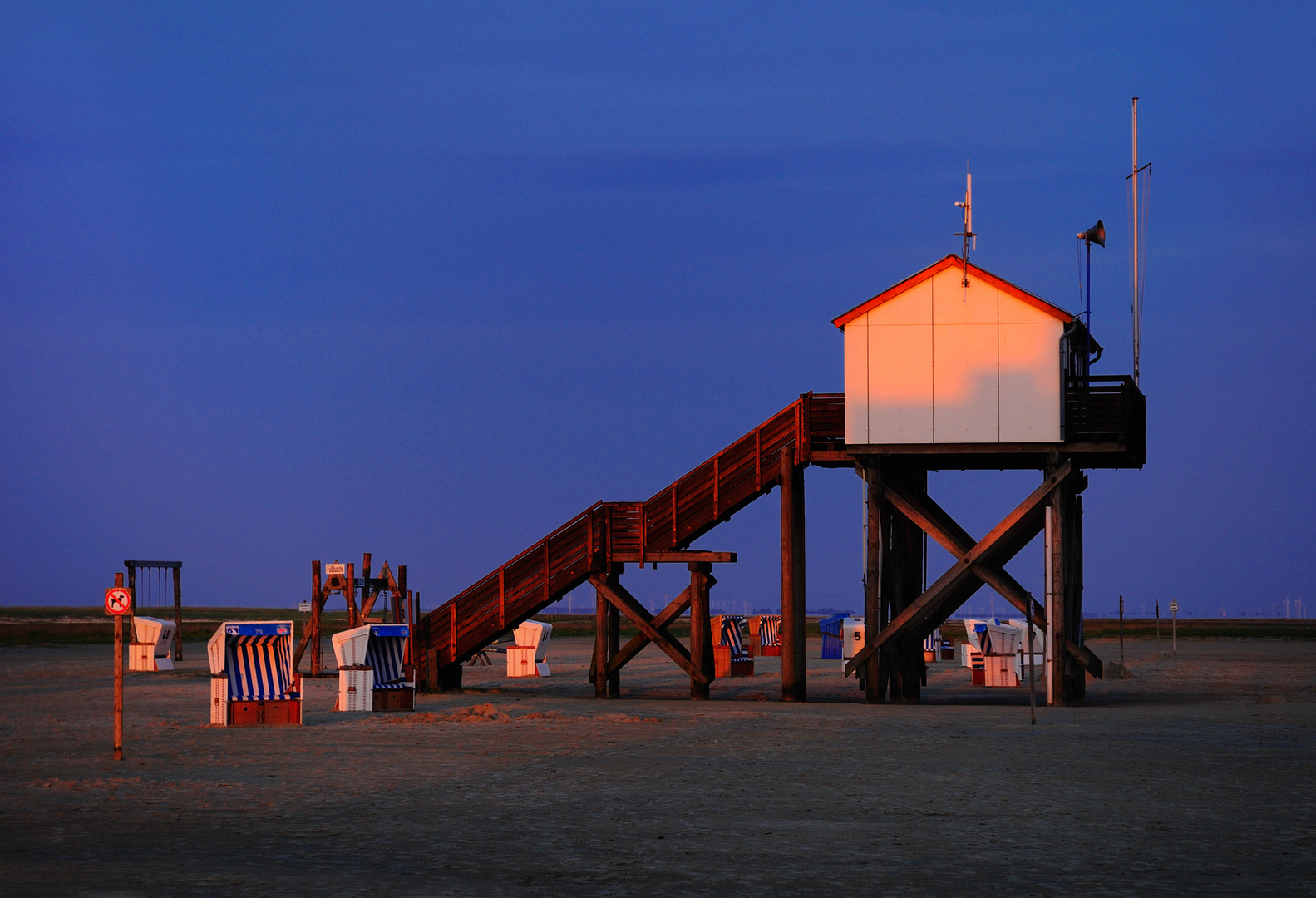 Pfahlbau im Abendlicht