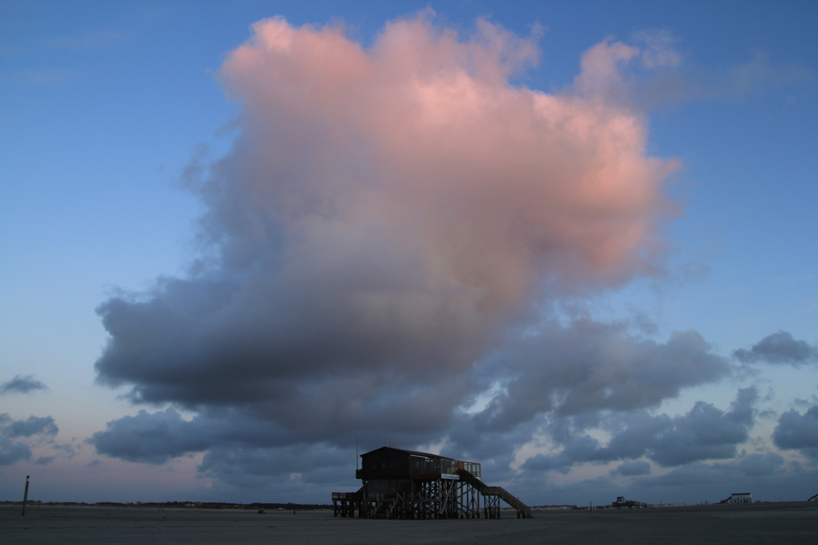 Pfahlbau im Sonnenuntergang