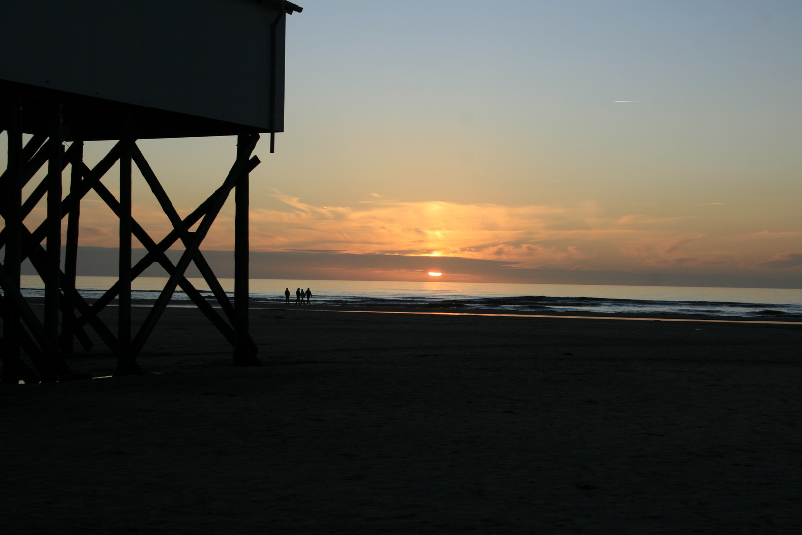 Pfahlbau im Sonnenuntergang