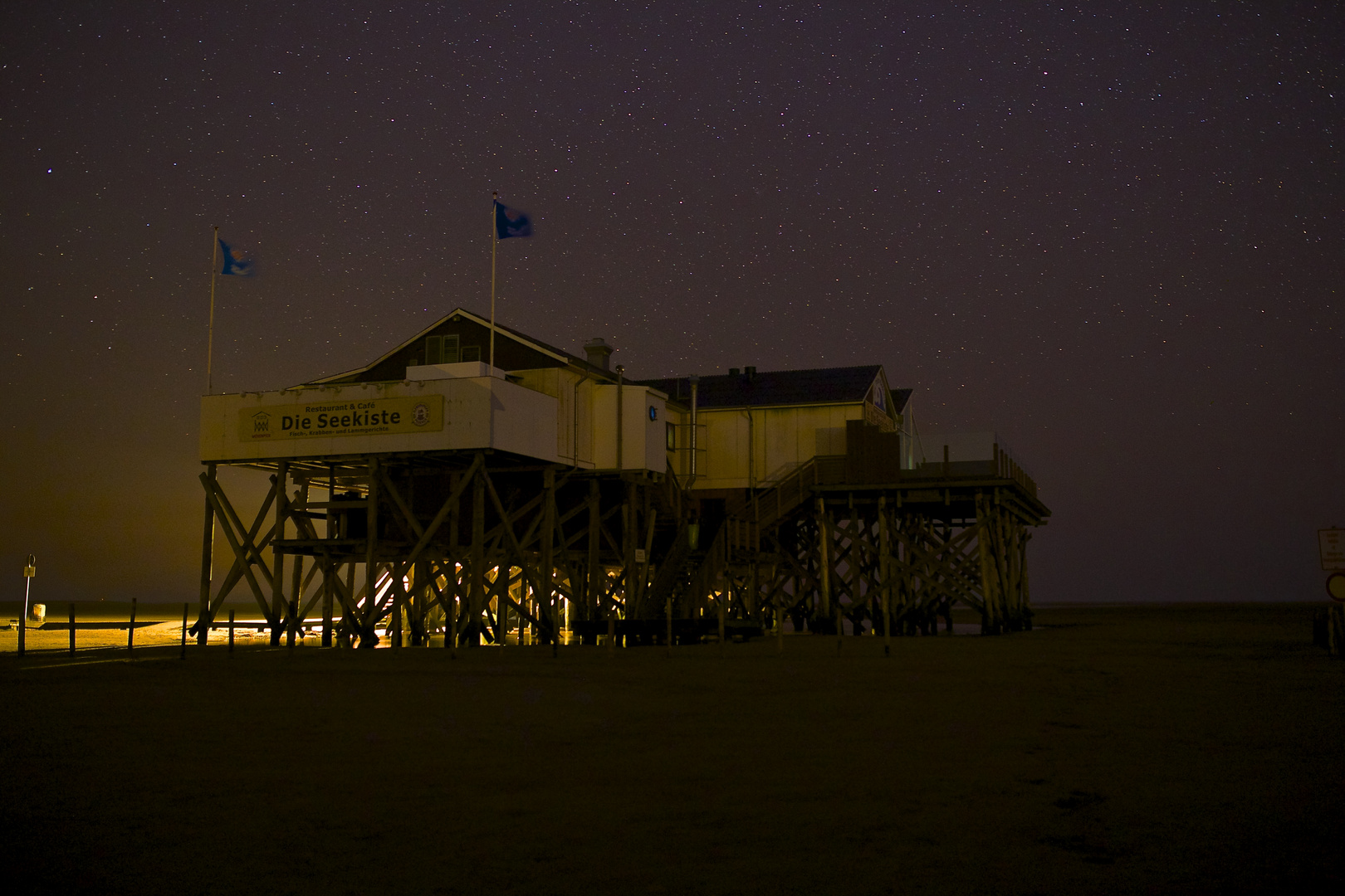 Pfahlbau in Sankt Peter Ording bei Nacht.