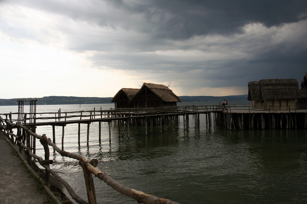 Pfahlbauten am Bodensee kurz vor einem Donnerwetter