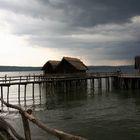 Pfahlbauten am Bodensee kurz vor einem Donnerwetter