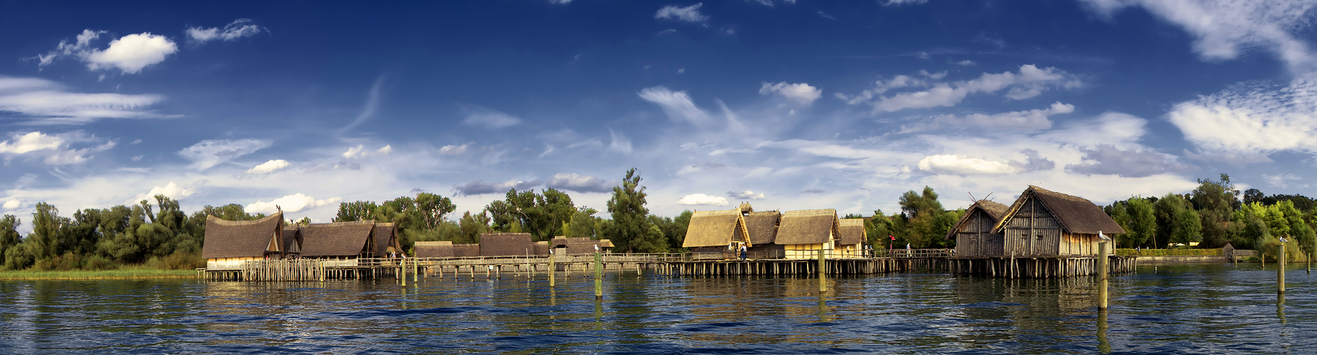 Pfahlbauten am Bodensee von der Wasserseite Panorama