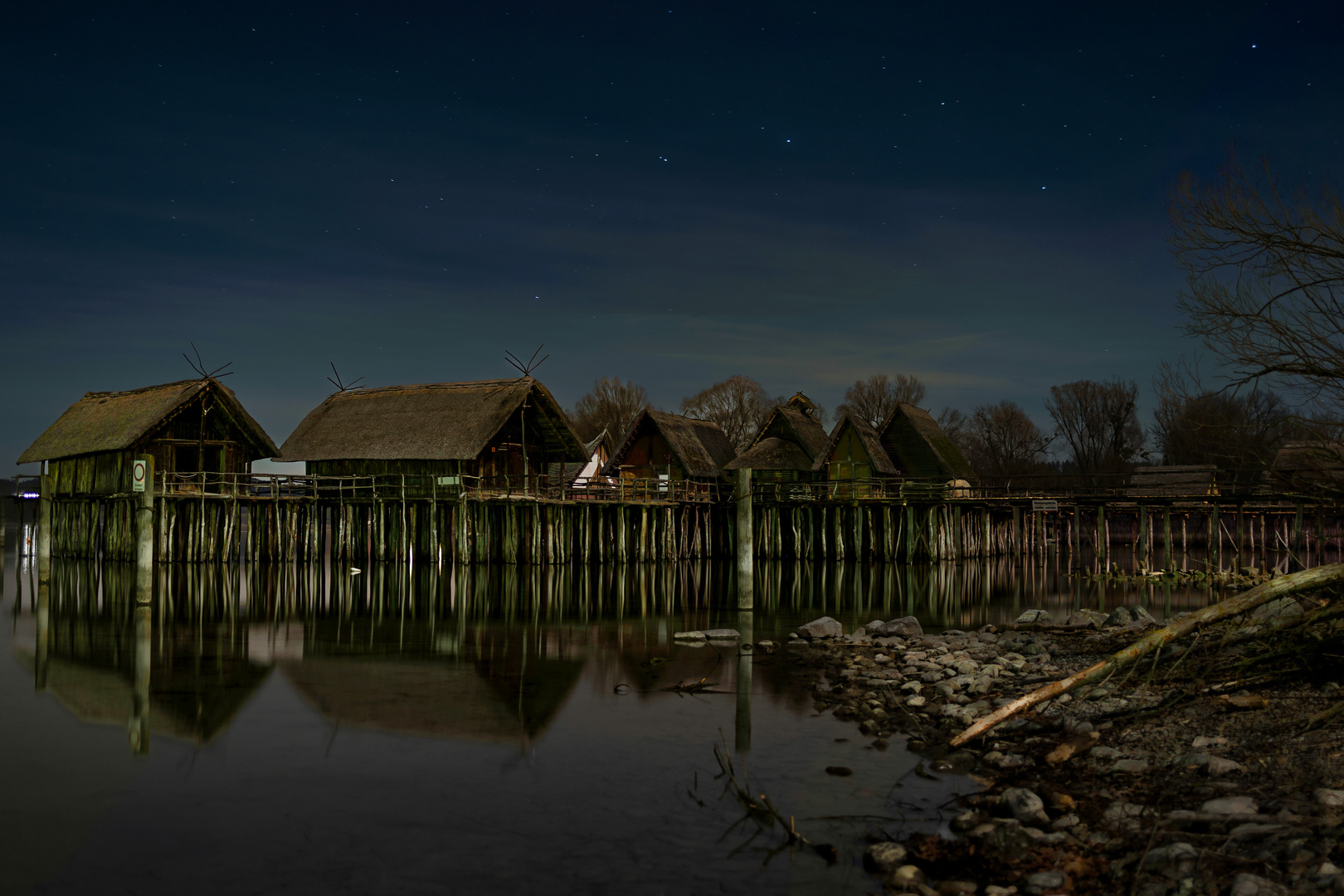Pfahlbauten Bodensee bei Nacht